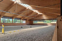 Reithalle mit Holz