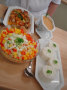 Salatschüssel, Sauciere, Reis auf Platte und Teller mit Fleisch und Gemüse