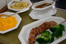 Platten und Schüsseln mit Suppe, Gemüse, Fleisch und Suppe