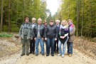 Personengruppe auf dem Forstweg