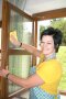 Frau putzt Fenster