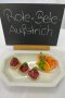 Rote-Bete-Aufstrich auf Weißbrot mit Salatgarnitur auf Platte serviert