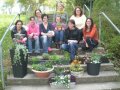 Neun Frauen sitzen auf Treppe im Freien
