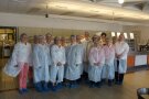 Mehrere Personen in Hygienekleidung