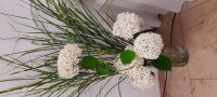 Blumenarrangement mit Gräser dekoriert