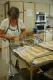 Frau steht vor Nudelmaschine