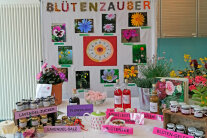 Tisch mit Getränke, Liköre, Gelee, Salz hergestellt aus Blüten und Kräutern
