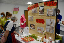 Besucher vor Infotafel