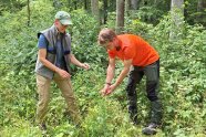 Judith Knitl Und Konrad Hieronymus Beim Bestimmen Von Pflanzen