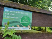 Hofschild Erlebnis Bauernhof an einer Wand