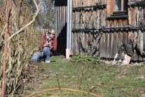Frau fotografiert mit Handy